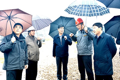李猛冒雨來公司調(diào)研重點(diǎn)項目
